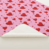 Rote Herzen auf Rosa Sherpadecke (3/4)