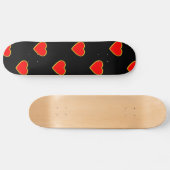 Rote Herzen auf schwarzem Hintergrund Skateboard (Horizontal)