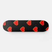 Rote Herzen auf schwarzem Hintergrund Skateboard (Horizontal)