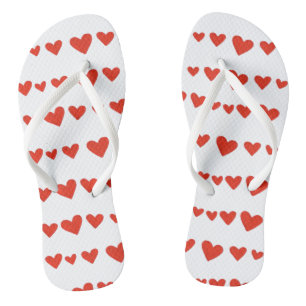 Rote Herzen auf weißen trendigen Flipflops Badesandalen