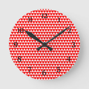 Rote Herzen auf weißer Uhr