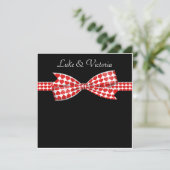 Rote Herzen Bow auf Schwarz Hochzeit Einladung (Stehend Vorderseite)
