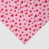 Rote Herzen in Rosa Seidenpapier (Detail)