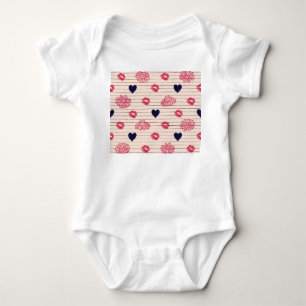 Rote Herzen, Lippen, Gänsehaut. Baby Strampler