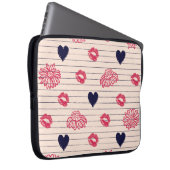 Rote Herzen, Lippen, Gänsehaut. Laptopschutzhülle (Vorne Rechts)