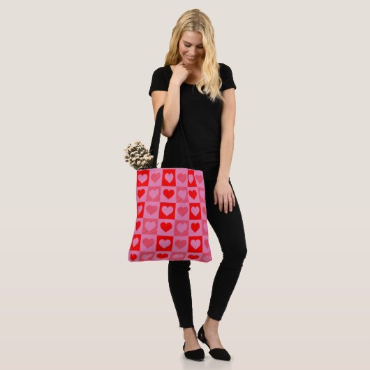 Rote Herzen mit benutzerdefiniertem, farbigen Hint Tasche (Am Model)