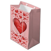 Rote Herzen mit benutzerdefiniertem Text Mittlere Geschenktüte (Vorderseite Schrägansicht)