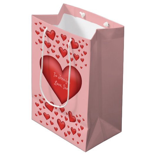 Rote Herzen mit benutzerdefiniertem Text Mittlere Geschenktüte (Vorderseite Schrägansicht)
