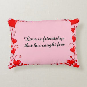 Rote Herzen mit Blumendesign Dekokissen