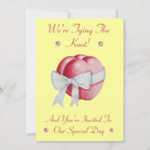 rote Herzen mit hübschem weißem Bogen für die Hoch Einladung (Vorderseite)