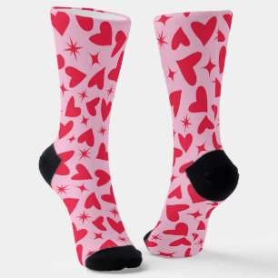 Rote Herzen mit Retro-Sternenexplosionen auf Rosa Socken