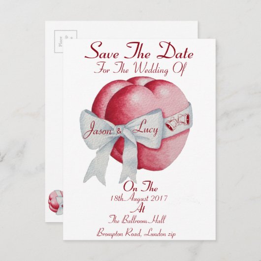 rote Herzen mit weißem Bugband Save the Date Ankündigungspostkarte (Vorne/Hinten)