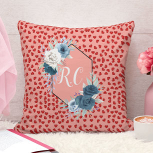 rote Herzen Muster und blaue florale Monogramme Kissen