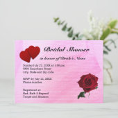 Rote Herzen, Rose und rosa Texturiertes Brautparty Einladung (Stehend Vorderseite)