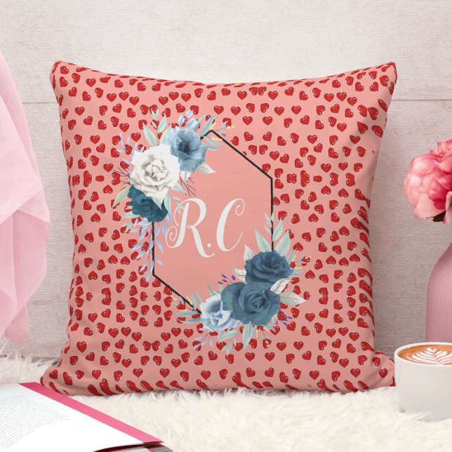 rote Herzmuster und blaue mit Monogramm Blumen Kissen (Von Creator hochgeladen)