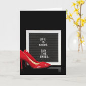 Rote Hochschuhe mit Nachrichtenbrett Karte (Gelbe Blume)