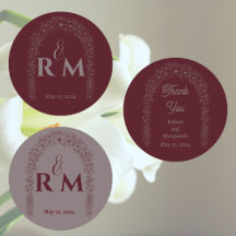 Rote Hochzeitstorte der klassischen Natur