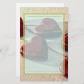 Rote hölzerne Herzen zusammen gebunden auf einer Briefpapier (Vorne/Hinten)