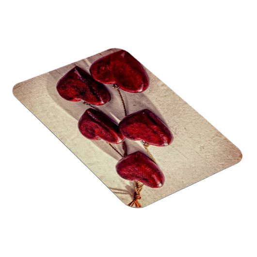 Rote Holzherzen auf einem String zusammengeklebt Magnet (Rechte Seite)
