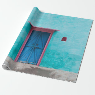 ROTE HOLZTÜR AUF BLAUE KONKRETE WAND GESCHENKPAPIER