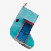 ROTE HOLZTÜR AUF BLAUE KONKRETE WAND KLEINER WEIHNACHTSSTRUMPF (Vorderansicht (hängend))
