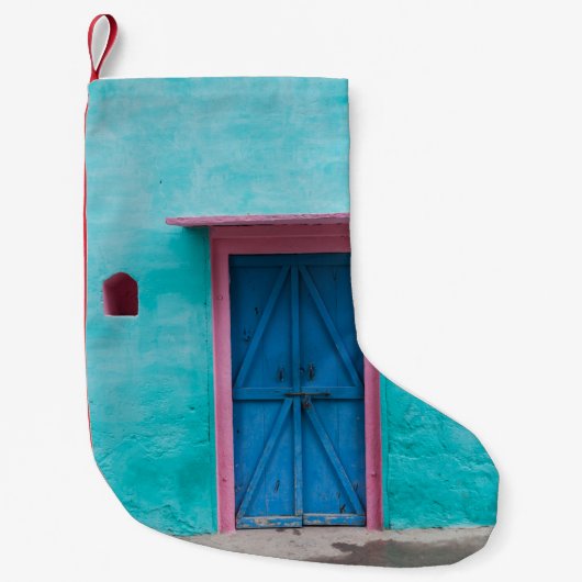 ROTE HOLZTÜR AUF BLAUE KONKRETE WAND KLEINER WEIHNACHTSSTRUMPF (Vorderseite)