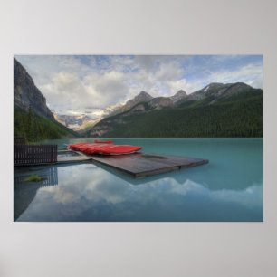Rote Kanus am Lake Louise Poster