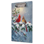 Rote Kardinäle und Holly in Snow Klemmbrett (Links)