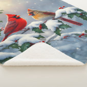 Rote Kardinäle und Holly in Snow Sherpadecke (3/4)