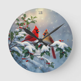 Rote Kardinäle und Stechpalme im Schnee Runde Wanduhr