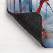 Rote Kardinalvögel in einem nebligen Wald Mousepad (Ecke)