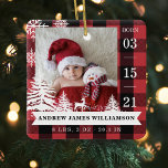 Rote Karierte Pine Tree Baby Geburtsstaten und Fot Keramikornament<br><div class="desc">Neue Babygeburtstati Foto Weihnachtsschmuck. Das Design besteht aus zwei Fotos, einem Foto auf der Vorderseite und einem auf der Rückseite. Zeigen Sie das Foto Ihres neuen Babys an. Das Geburtsdatum wird an der Seite angezeigt und der Name des Babys und die Geburtsdaten befinden sich unten. Rustikal roter karierter Hintergrund mit...</div>