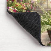 Rote Katze schläft in hängendem Farnkorb Mousepad (Ecke)