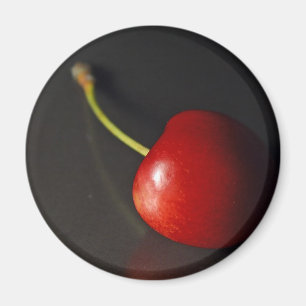 Rote Kirsche in der Dunkelheit Magnet