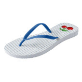 Rote Kirschen auf blauen Streifen Grafikmuster Badesandalen (Schrägansicht)