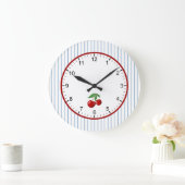 Rote Kirschen auf blauen Streifen Grafikmuster Große Wanduhr (Zuhause)