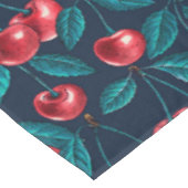 Rote Kirschen auf dunkelblau Tischdecke (Schrägansicht)