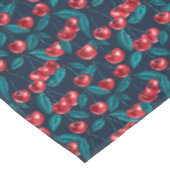 Rote Kirschen auf dunkelblau Tischdecke (Schrägansicht)
