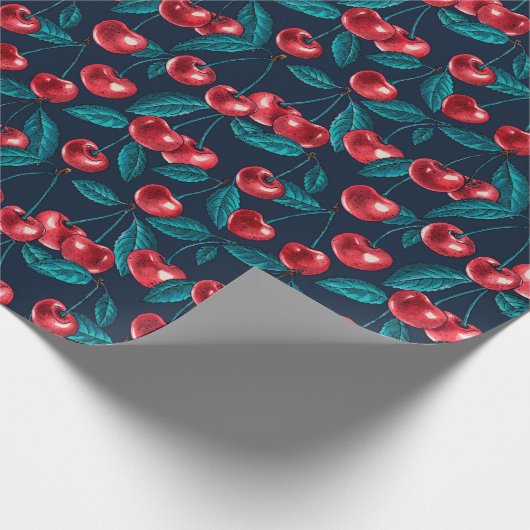 Rote Kirschen auf dunkelblauem Papier Geschenkpapier (Ecke)