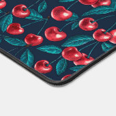 Rote Kirschen auf dunkelblauem Papier Schreibtischunterlage (Ecke)
