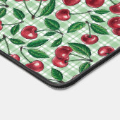 Rote Kirschen auf hellgrünem Gingham Schreibtischunterlage (Ecke)