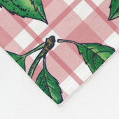 Rote Kirschen auf rosa Gingham Fleecedecke (Ecke)