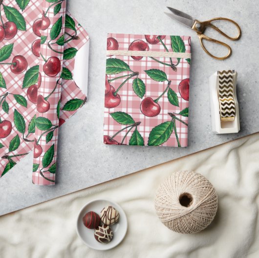 Rote Kirschen auf rosa Gingham Geschenkpapier (Basteln)