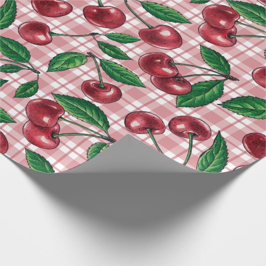 Rote Kirschen auf rosa Gingham Geschenkpapier (Ecke)