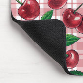 Rote Kirschen auf rosa Gingham Mousepad (Ecke)