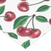 Rote Kirschen auf Weiß Tischdecke (Schrägansicht)