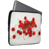 Rote Kirschen auf weißer Seite Laptopschutzhülle (Vorne Rechts)