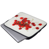 Rote Kirschen auf weißer Seite Laptopschutzhülle (Vorne Knopf)