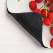Rote Kirschen auf weißer Seite Mousepad (Ecke)