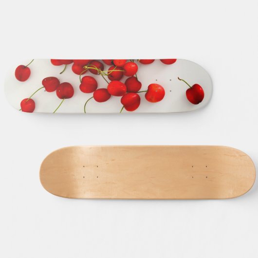 Rote Kirschen auf weißer Seite Skateboard (Horizontal)